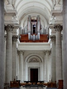 Le grand orgue et la porte principale de la cathédrale Not…