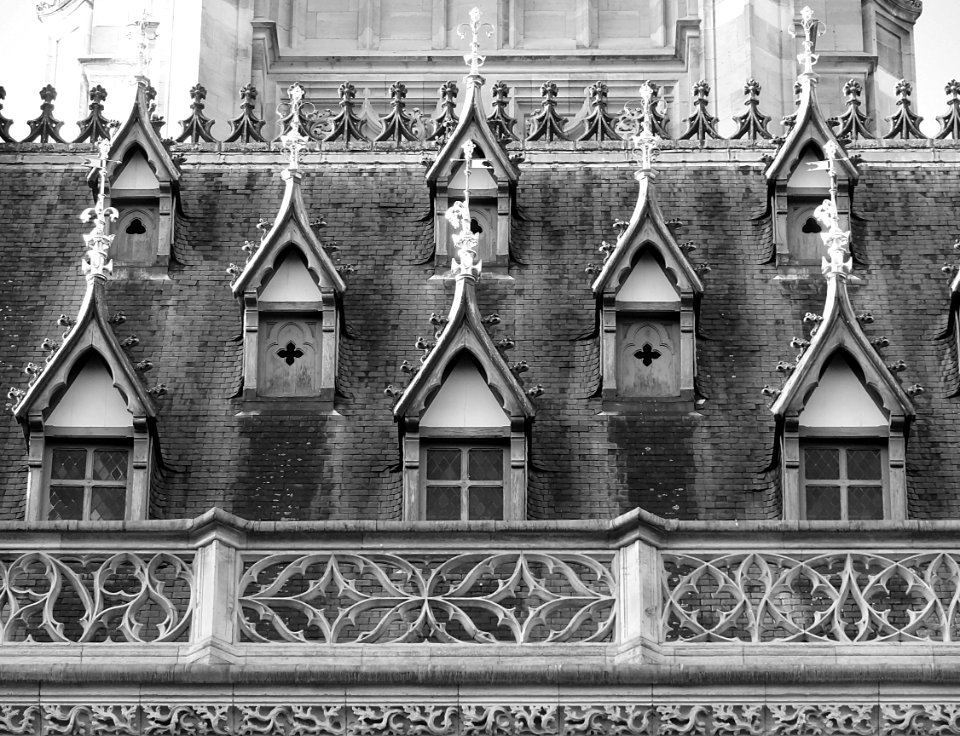 Des lucarnes néo-gothiques de l'hôtel de ville d'Arras.