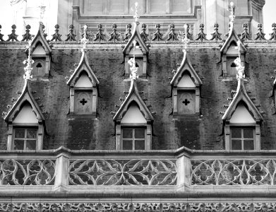 Des lucarnes néo-gothiques de l'hôtel de ville d'Arras.