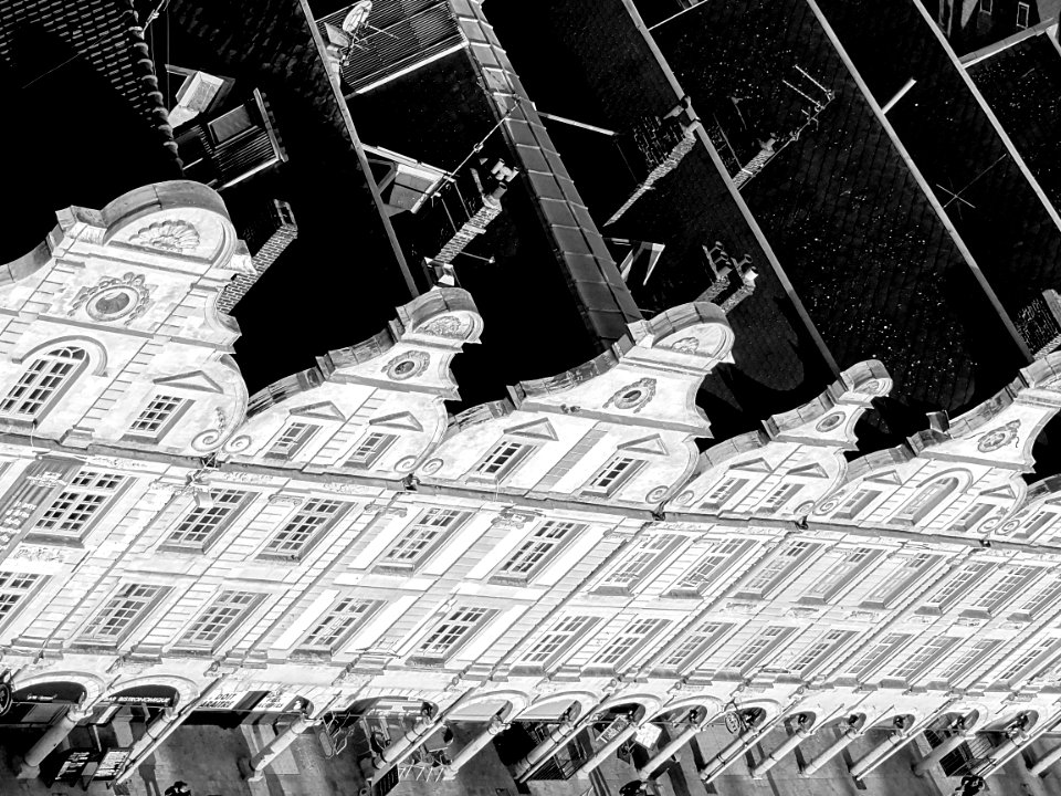 Des maisons bordant la place des Héros à Arras, vues depui…