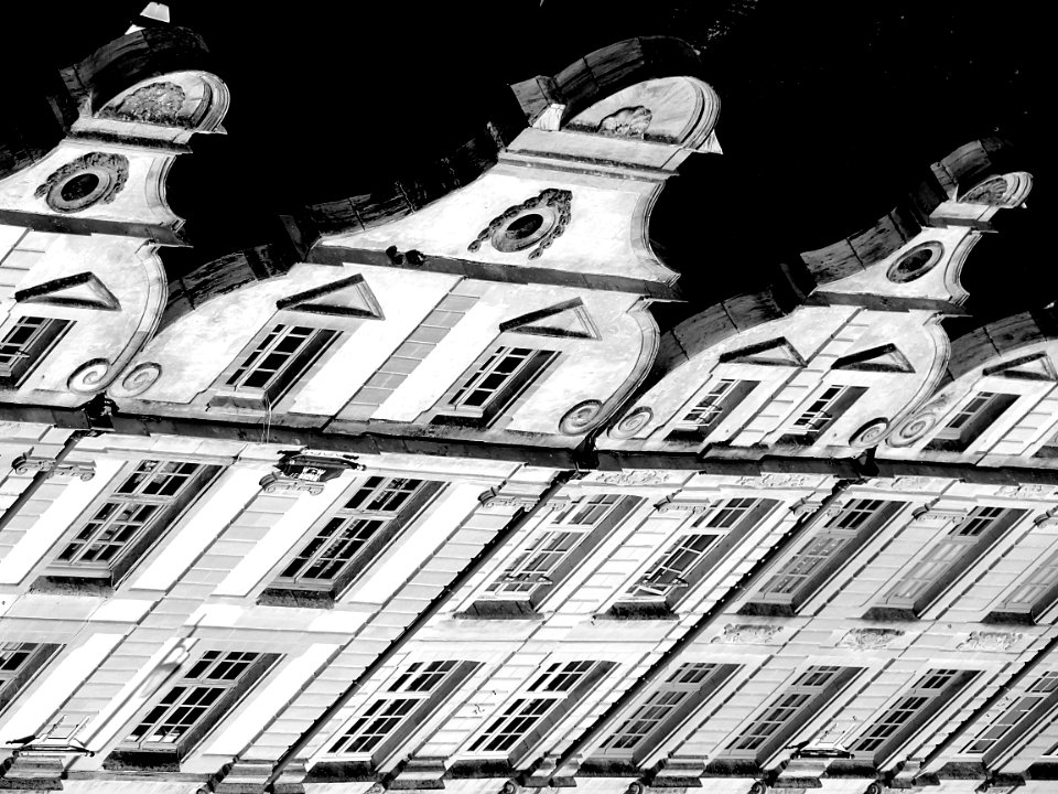 Des maisons bordant la place des Héros à Arras, vues depui…