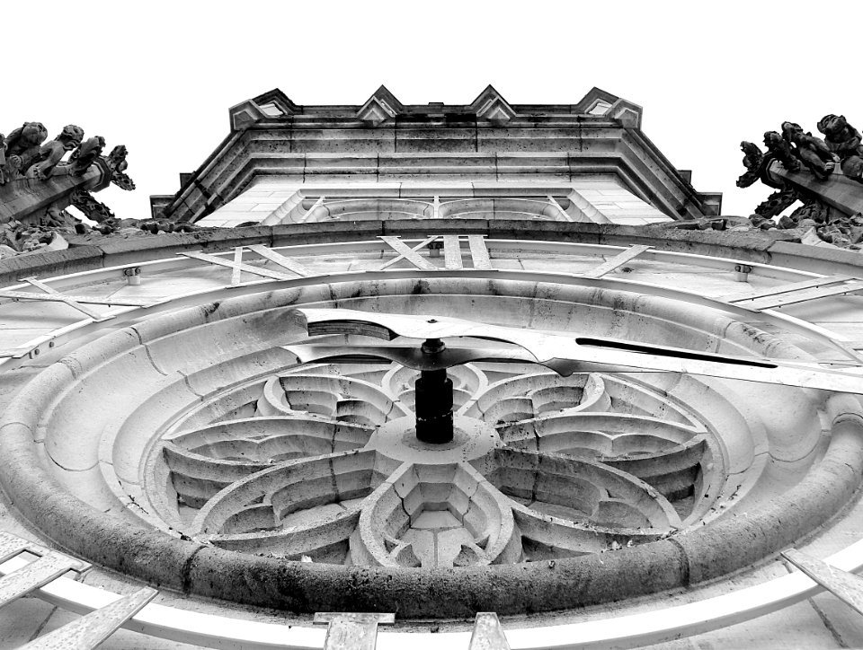 L'un des cadrans de l'horloge du beffroi d'Arras. Pour pre…