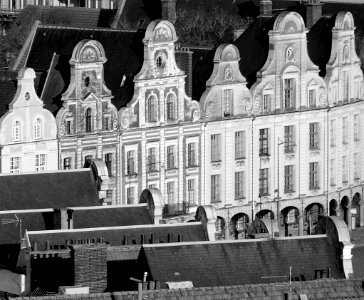 Une vue partielle de la grand-place d'Arras, depuis le som…