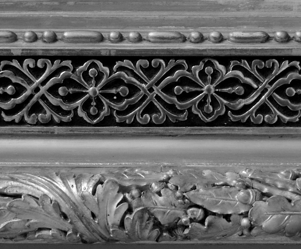 Détail du cadre d'un tableau exposé au palais des beaux-ar…