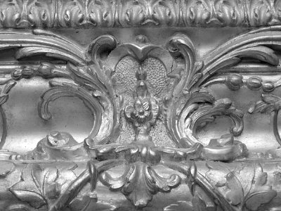 Détail du cadre d'un tableau exposé au palais des beaux-ar…