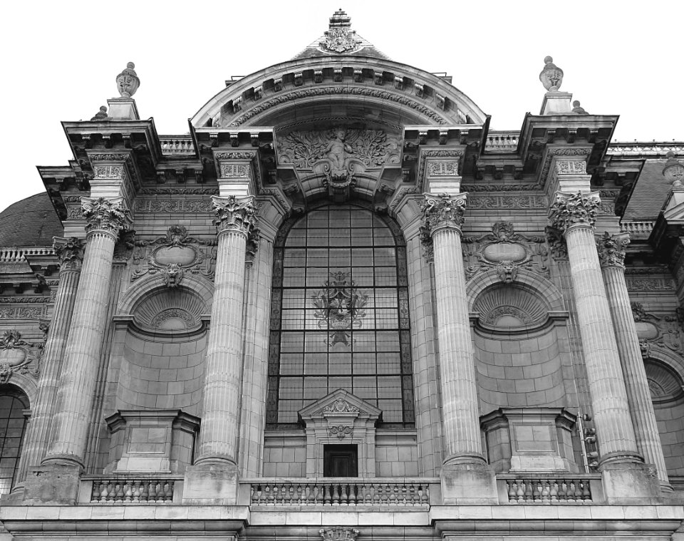 Une vue du pavillon gauche de la façade du palais des beau…