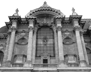 Une vue du pavillon gauche de la façade du palais des beau…