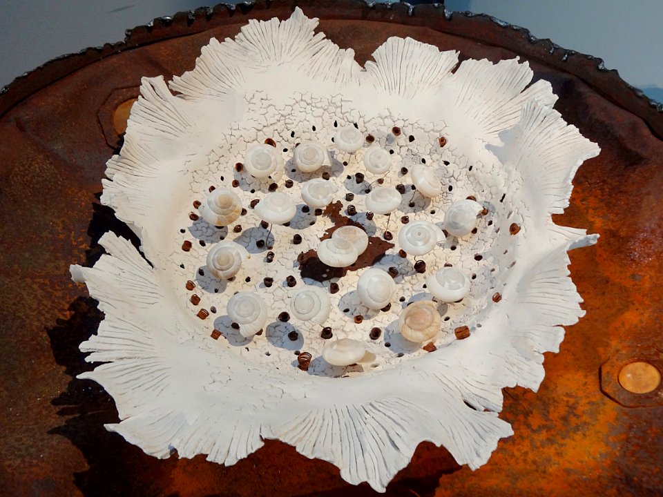Détail d'une oeuvre d'Annie Modrzejewski présentée dans le…