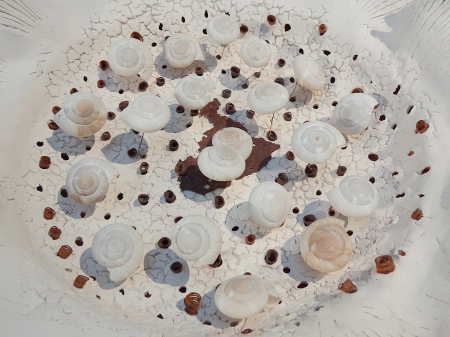 Détail d'une oeuvre d'Annie Modrzejewski présentée dans le…