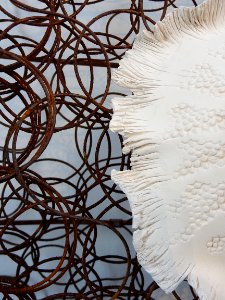 Détail d'une oeuvre d'Annie Modrzejewski présentée dans le…