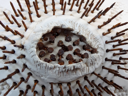 Détail d'une oeuvre d'Annie Modrzejewski présentée dans le…