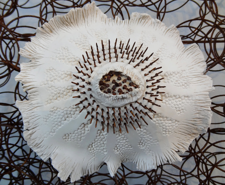 Détail d'une oeuvre d'Annie Modrzejewski présentée dans le…