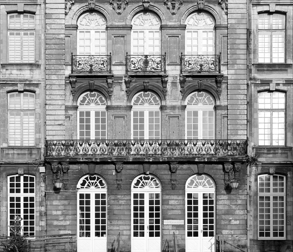 Une vue du corps central de la façade principale sur cour …