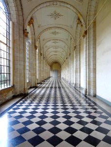 L'une des quatre galeries du cloître du musée des beaux-ar…