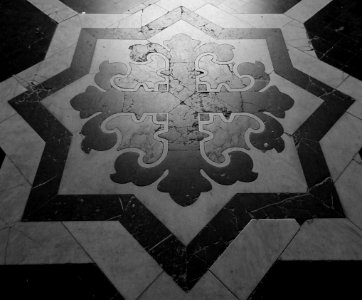 Détail d'un pavage de l'église Saint-Maurice, à Lille.