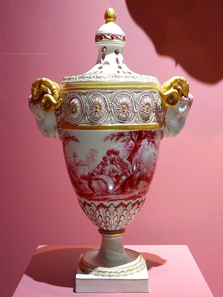 Vase pot-pourri, faïence fine, 1775-1800. Exposition "Dans…