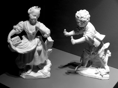 "La petite fille à la cage" (biscuit, manufacture de porce…