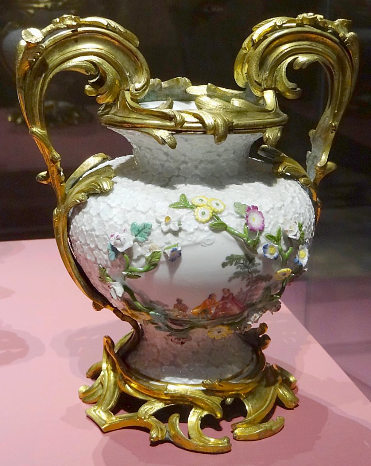 Paire de vases montés. Saxe, manufacture de porcelaine de …