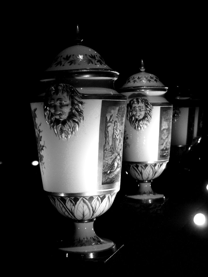 Deux vases d'ornement, Lille, fin du 18ème siècle. Exposit…
