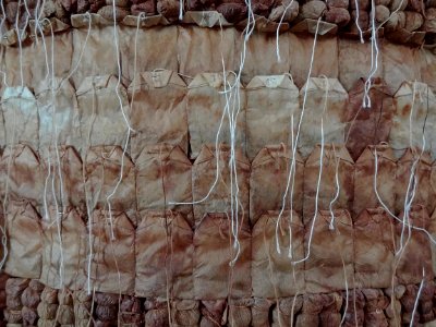 Détail d'une oeuvre d'Annie Modrzejewski présentée dans le…
