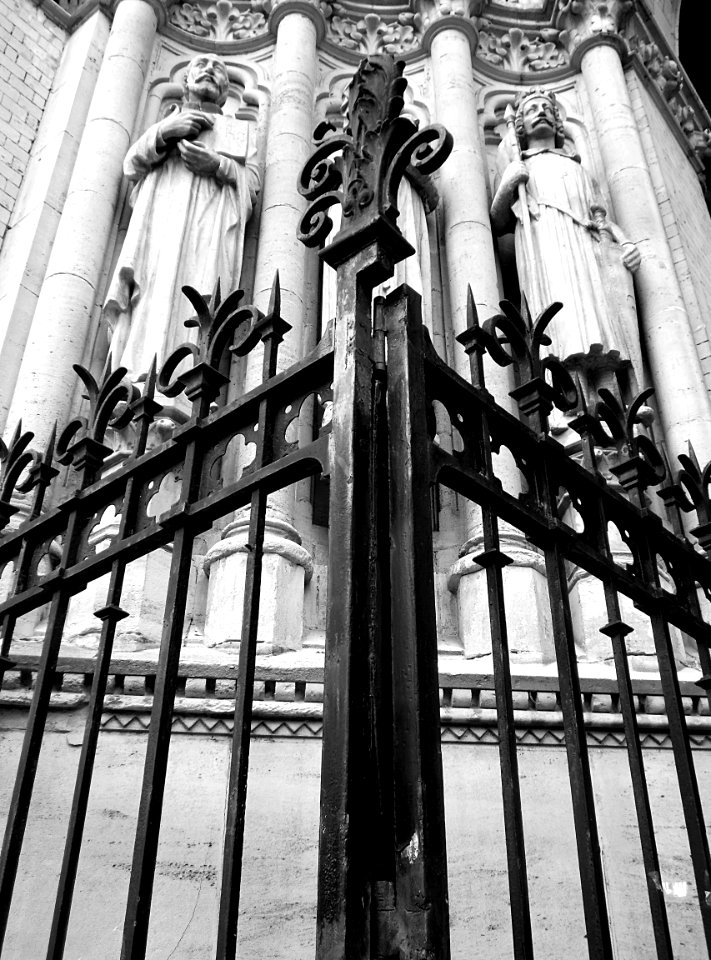 Une grille de l'église du Sacré-Coeur, à Lille.