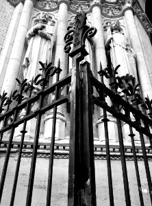 Une grille de l'église du Sacré-Coeur, à Lille.