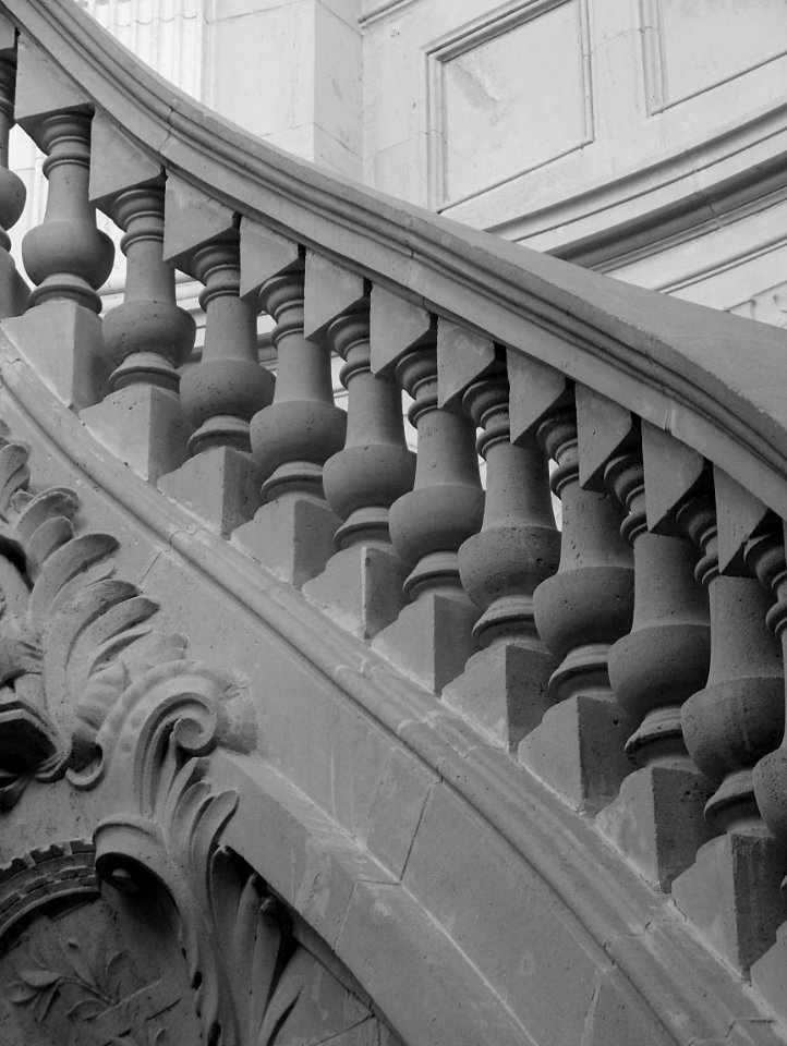 Détail de l'un des escaliers en rotonde du palais des beau…
