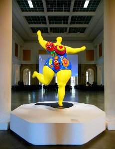 "Nana jaune", Niki de Saint-Phalle, 1995. Exposition "Joie…