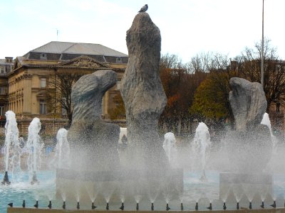Lille, une vue de la préfecture du Nord et de la fontaine …