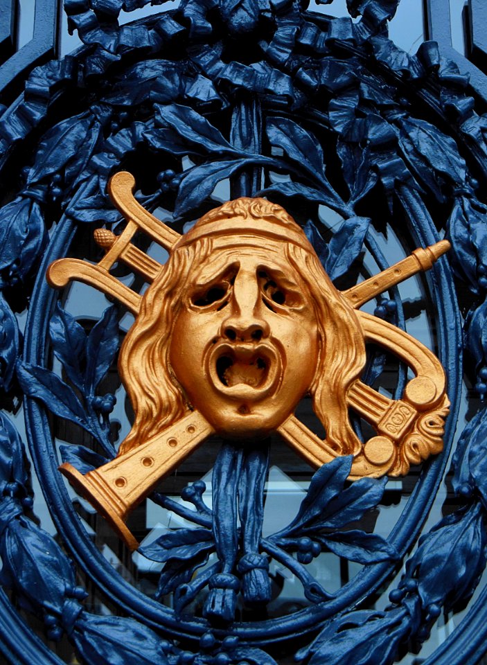 L'un des masques ornant les portes de l'opéra de Lille. Ve…