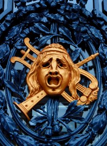 L'un des masques ornant les portes de l'opéra de Lille. Ve…