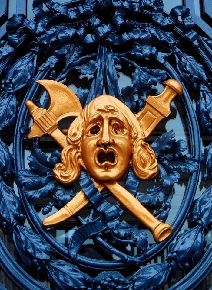 L'un des masques ornant les portes de l'opéra de Lille. Ve…