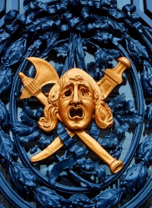 L'un des masques ornant les portes de l'opéra de Lille. Ve…
