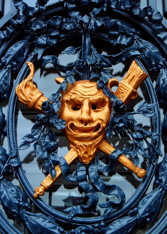 L'un des masques ornant les portes de l'opéra de Lille. Ve…