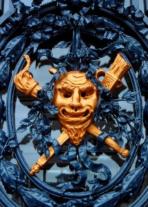 L'un des masques ornant les portes de l'opéra de Lille. Ve…