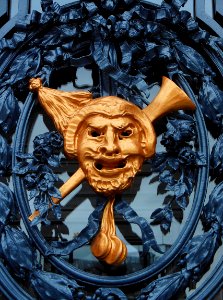 L'un des masques ornant les portes de l'opéra de Lille. Ve…