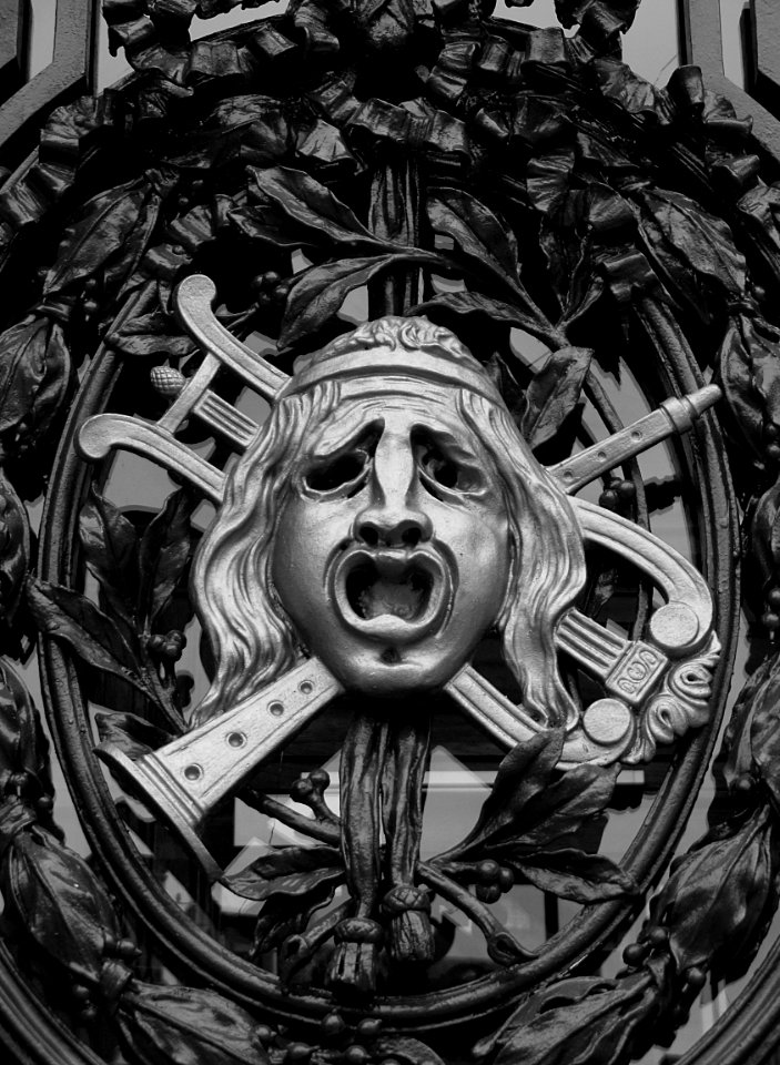 L'un des masques ornant les portes de l'opéra de Lille. Ve…