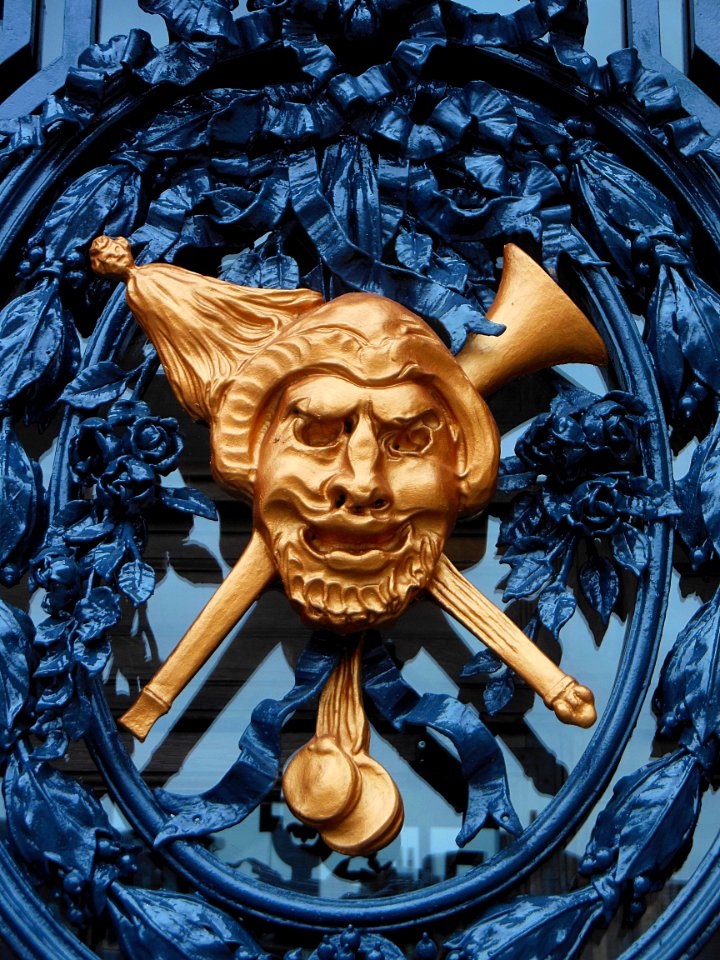 L'un des masques ornant les portes de l'opéra de Lille. Ve…