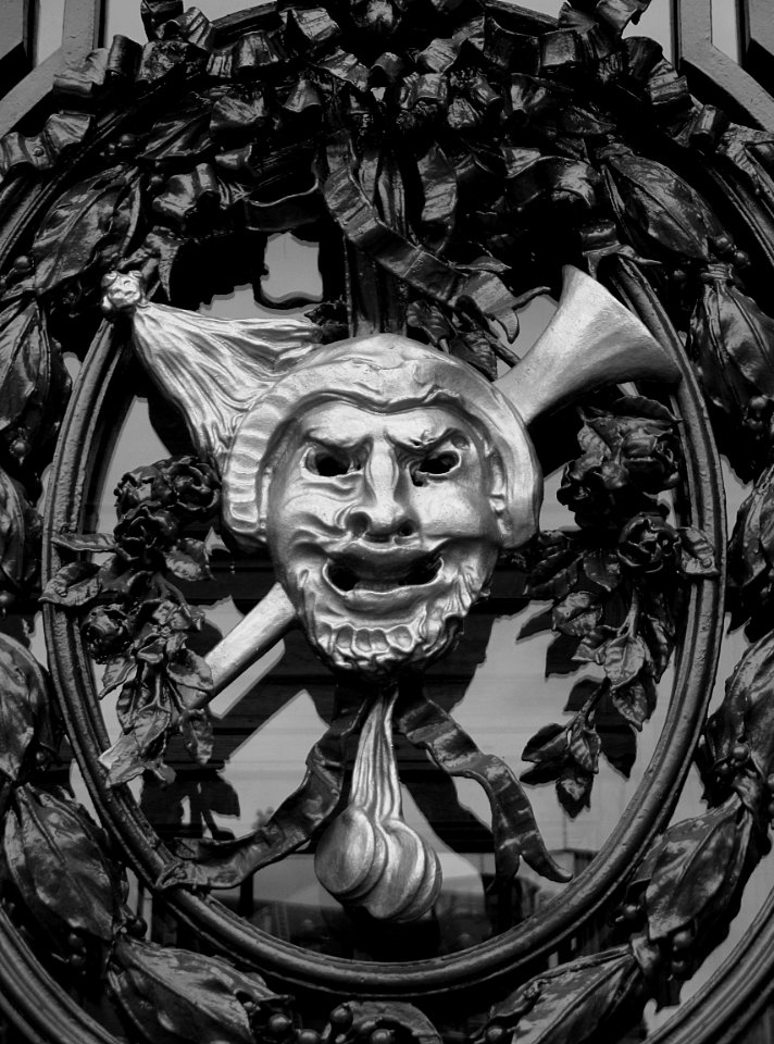 L'un des masques ornant les portes de l'opéra de Lille. Ve…