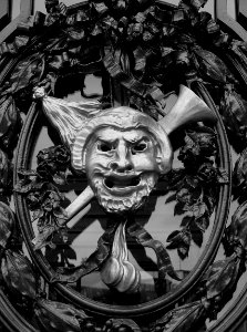 L'un des masques ornant les portes de l'opéra de Lille. Ve…