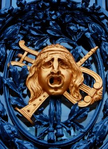 L'un des masques ornant les portes de l'opéra de Lille. Ve…
