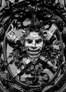 L'un des masques ornant les portes de l'opéra de Lille. Ve…