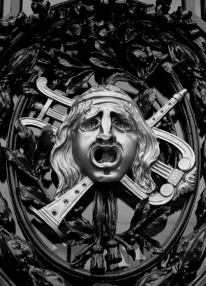 L'un des masques ornant les portes de l'opéra de Lille. Ve…