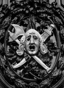 L'un des masques ornant les portes de l'opéra de Lille. Ve…