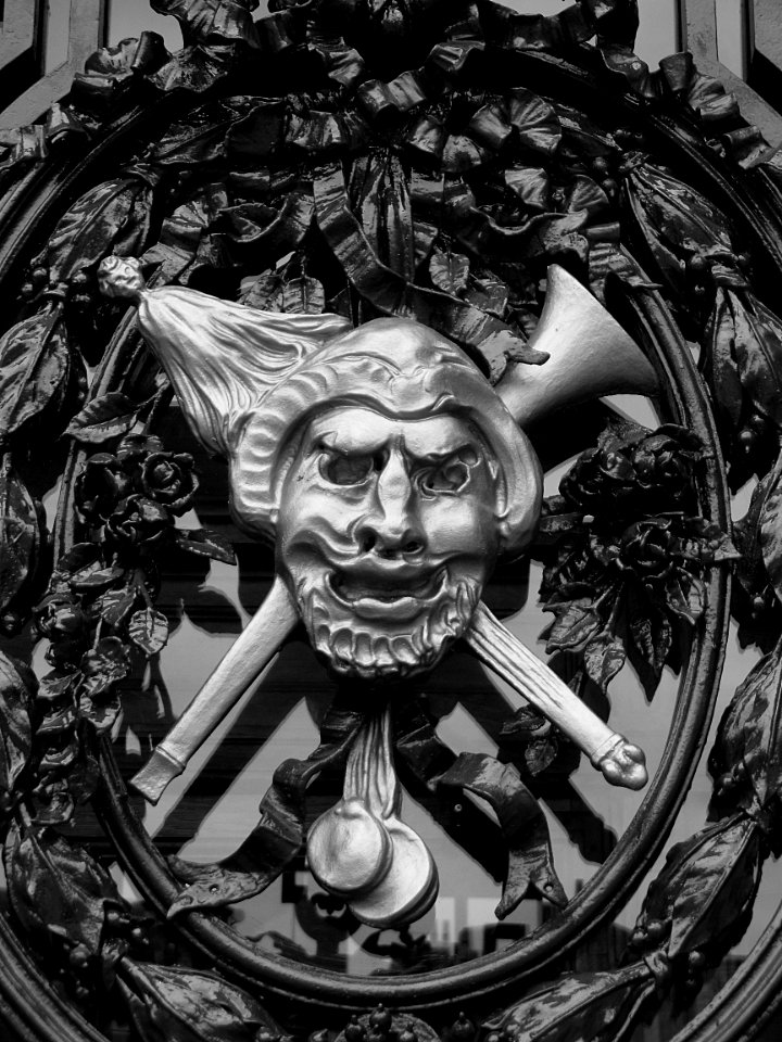 L'un des masques ornant les portes de l'opéra de Lille. Ve…