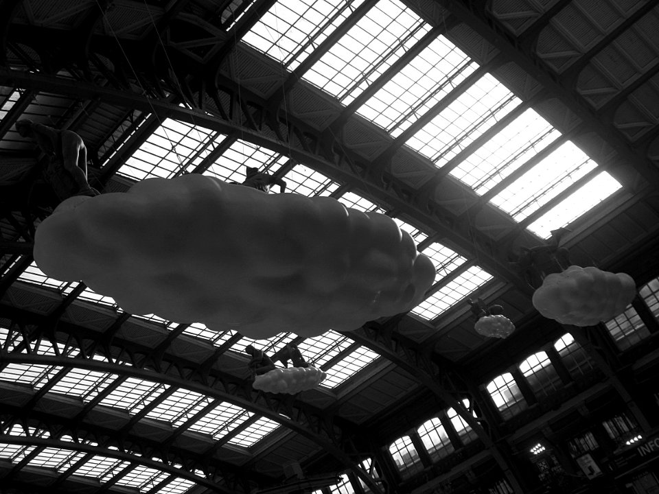 Gare de Lille-Flandres: une vue de l'installation Clouds /…