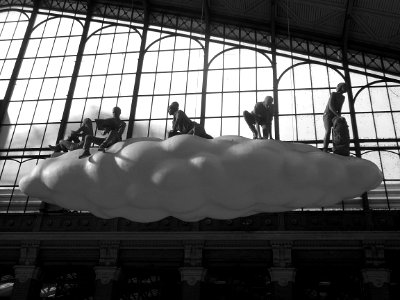 Gare de Lille-Flandres: une vue de l'installation Clouds /…