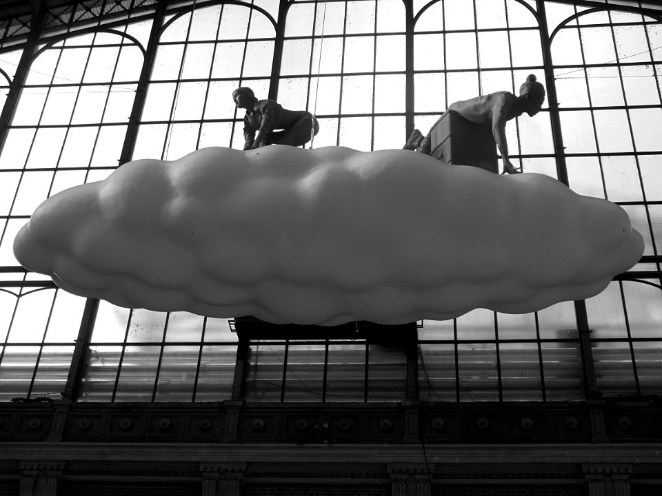 Gare de Lille-Flandres: une vue de l'installation Clouds /…