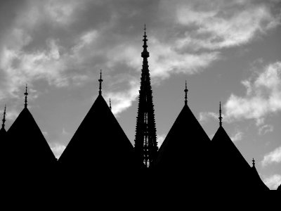 En ombres chinoises, le clocher et les toitures des chapel…