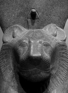 Galerie du temps, Louvre Lens: détail de la statue de Sekh…